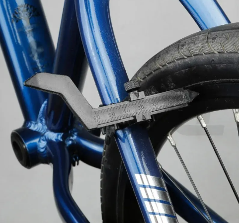 Outil pour dévoilage de roue.