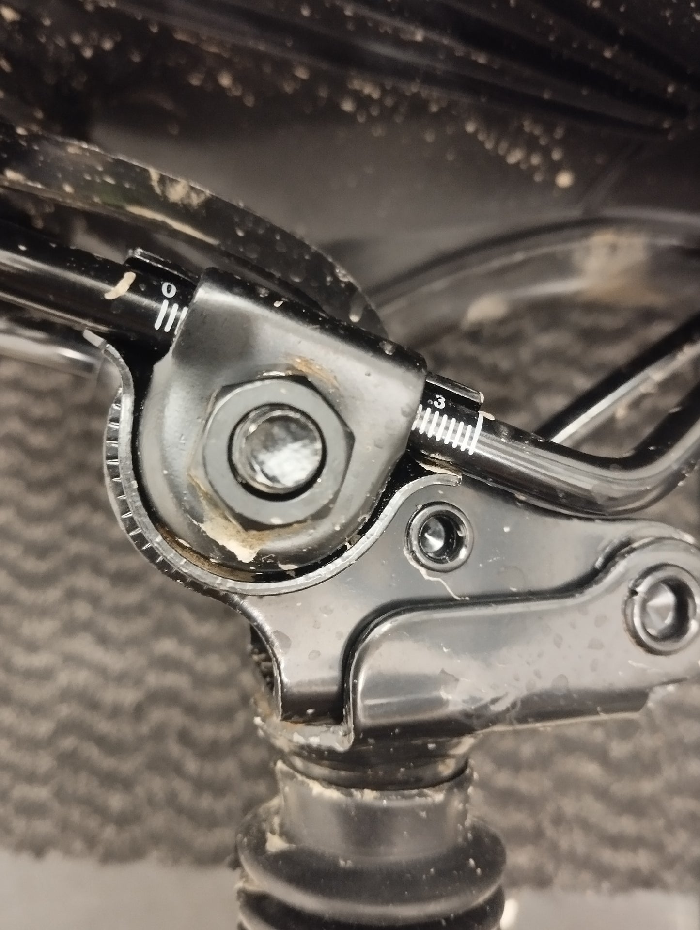 Ressort à suspension pour tube de selle