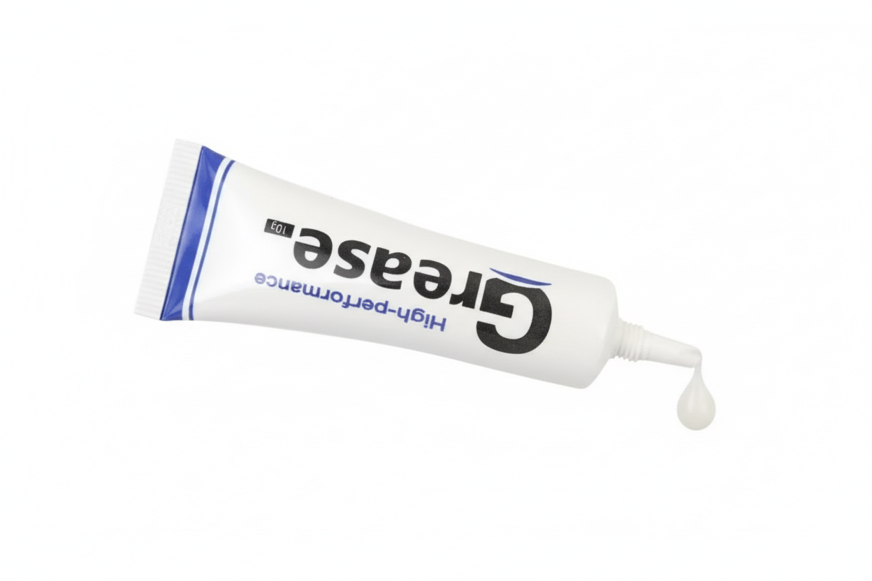 Tube de graisse avec goutte sur fond neutre